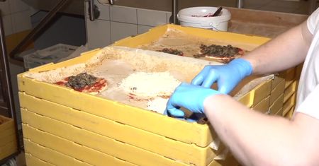 Rosną ceny chleba, zwłaszcza z małych piekarń. “Pracujemy ręcznie, a czynnik ludzki jest drogi”