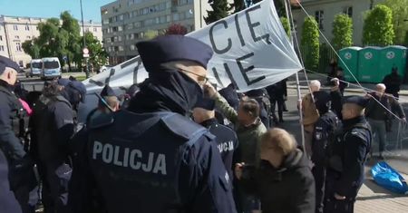 Nerwowo podczas miesięcznicy smoleńskiej. Wyrwany megafon i przepychanka