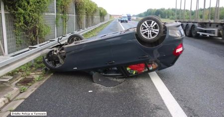 Przejechał kilkaset kilometrów bez postojów. Zasnął i dachował na autostradzie A4