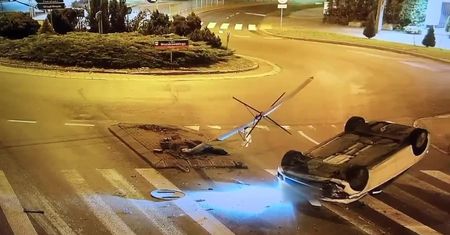 Kolejne dachowanie na rondzie w Wyszkowie. W organizmie kierowcy promil alkoholu.