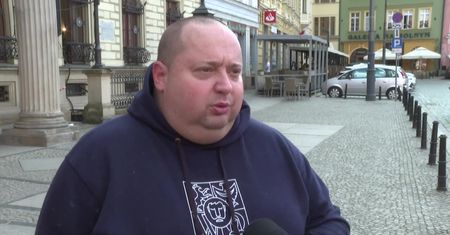 Pracownik wrocławskiego MPK dźgnięty nożem. Policja zatrzymała dwójkę podejrzanych