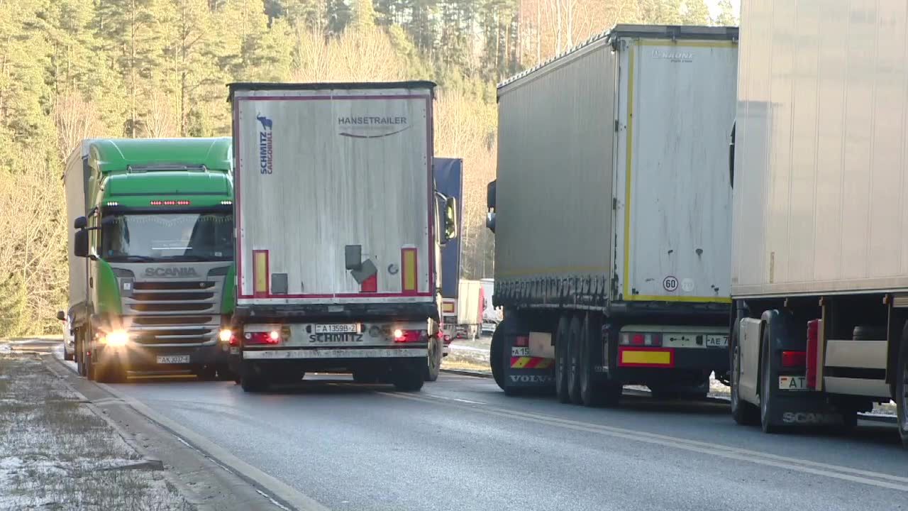 Kolejka tirów na przejściu granicznym w Bobrownikach. Czas oczekiwania to nawet 51 godzin