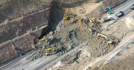 Osuwisko wywołane trzęsieniem ziemi zablokowało jedną z głównych dróg dojazdowych do Fukushimy