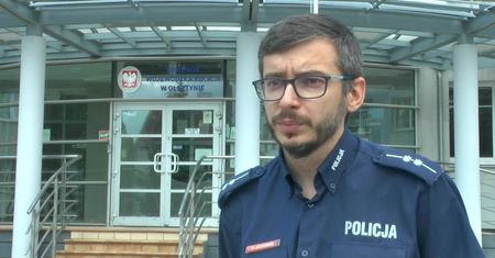 Ojciec sterował łodzią, ciągnął pięciolatkę na materacu. Dziecko zraniła śruba silnika.