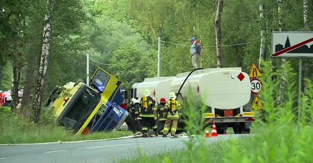 Wypadek cysterny z olejem napędowym w miejscowości Wola Rzędzińska w Małopolsce