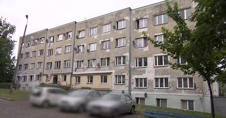 Trzylatek wypadł z okna na trzecim piętrze. Ojciec i jego partnerka z zarzutami