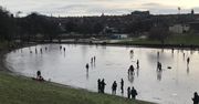 Mroźny weekend w Szkocji. Łyżwiarze jeździli po zamarzniętym zbiorniku wodnym w Edynburgu
