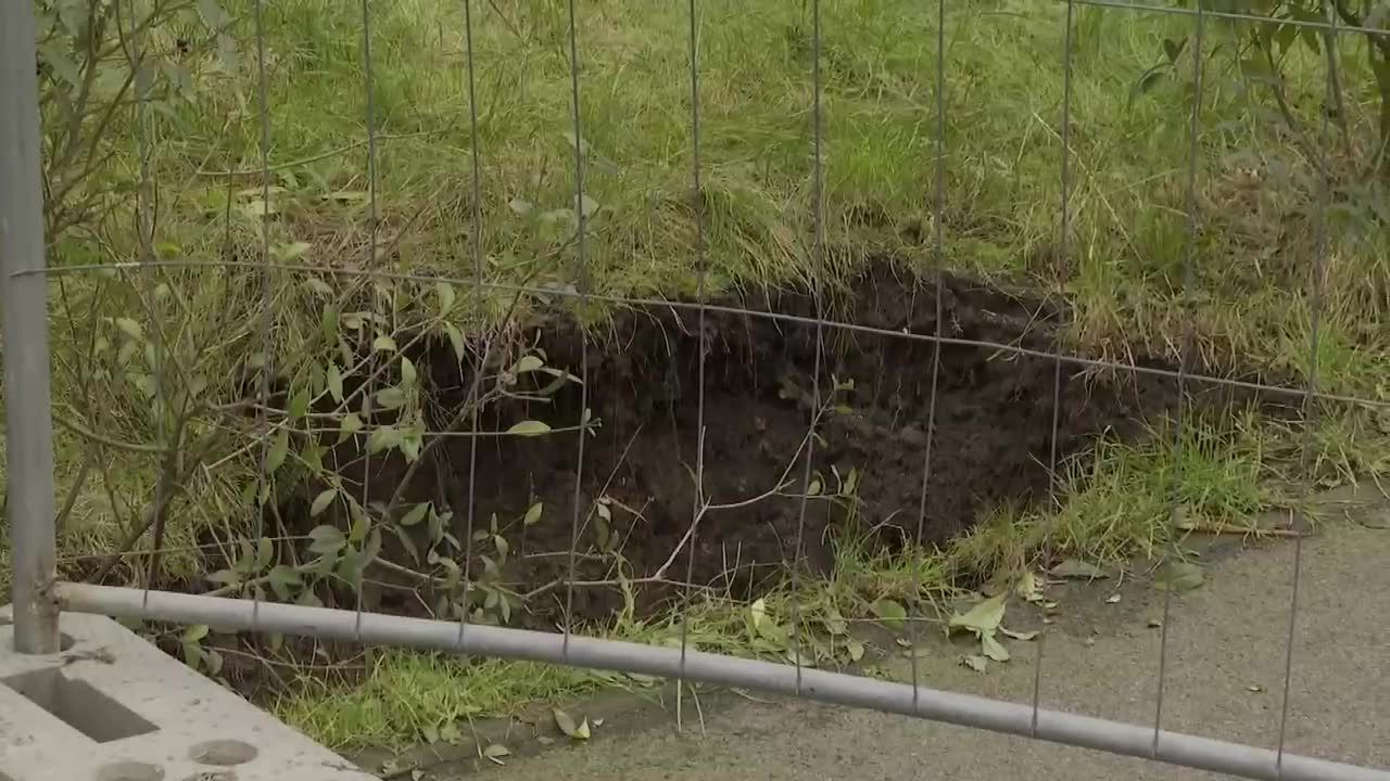 Zapadlisko przed blokiem w Siemianowicach Śląskich. Ewakuowano mieszkańców