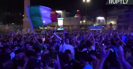 Szaleństwo w Rzymie po wygranej Włochów z Hiszpanami. Tysiące kibiców świętowało awans do finału Euro 2020.