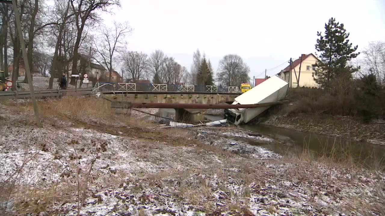 Ciężarówka wpadła do rzeki niedaleko Legnicy i uszkodziła wodociąg, mieszkańcy bez wody