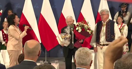 Powrót “Łubudubu”. Śpiewy na cześć prezesa PiS i pochwalne “pytania z kartki” na wiecu w Nowym Targu