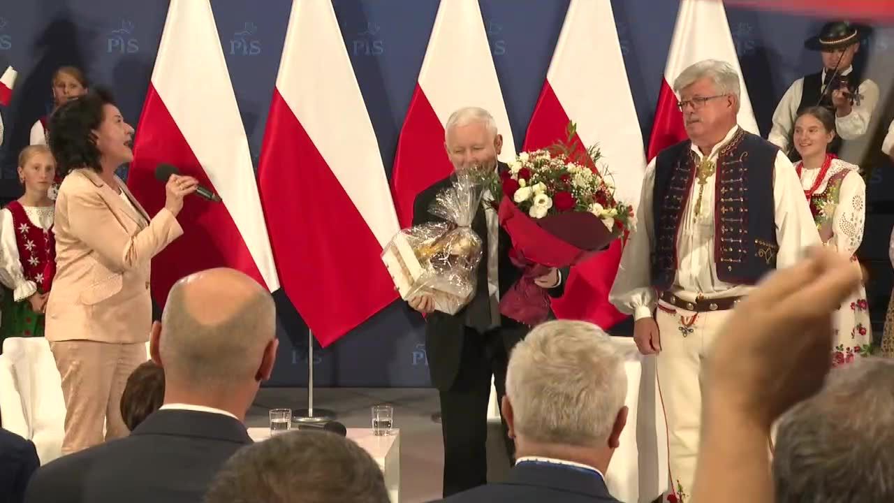 Powrót “Łubudubu”. Śpiewy na cześć prezesa PiS i pochwalne “pytania z kartki” na wiecu w Nowym Targu