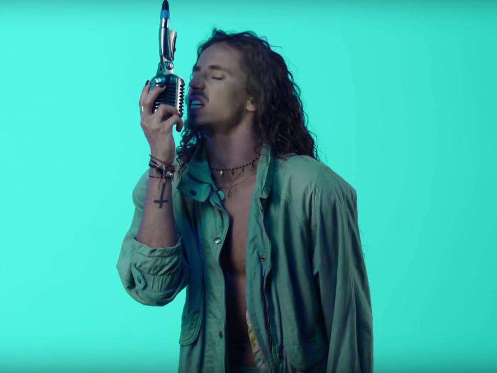 Michał Szpak bez koszulki w teledysku King Of The Season