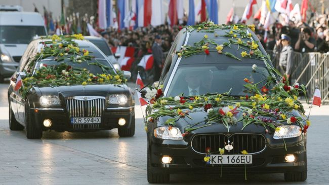 Trumny z ciałami prezydenta Lecha Kaczyńskiego i jego żony Marii Kaczyńskiej przewożone w kondukcie żałobnym z krakowskiego lotniska Balice na Rynek Główny, do Bazyliki Mariackiej