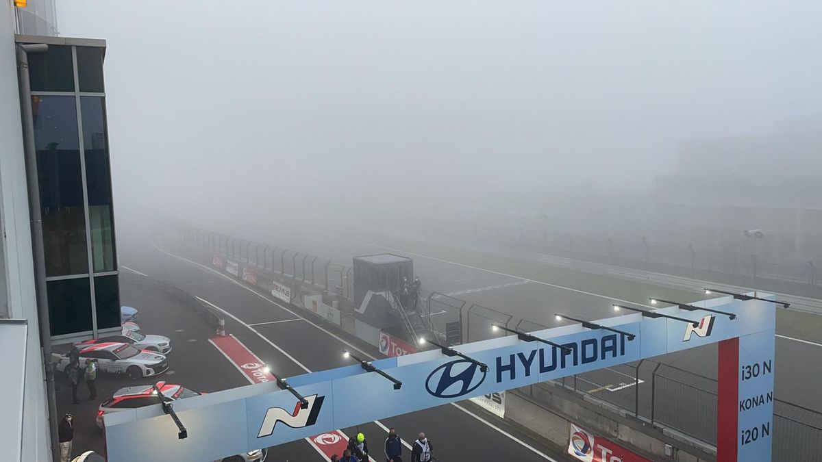 Zdjęcie okładkowe artykułu: Twitter / 24h Nurburgring / Na zdjęciu: tor Nurburgring skryty pod mgłą