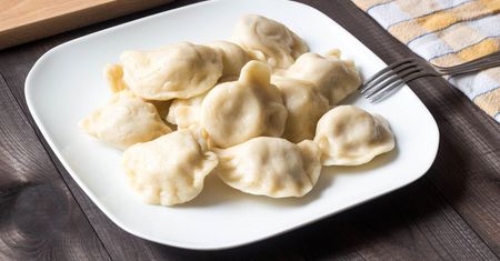 Ani skwarki, ani cebulka. Najlepszą okrasą do pierogów jest ta z dwóch składników