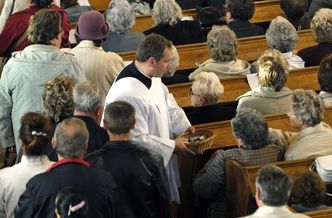 Księża kosztują nas coraz więcej. Jednak likwidacji Funduszu Kościelnego nie będzie