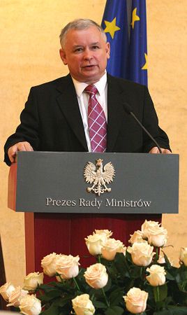 Premier trzyma oszczędności na koncie mamy