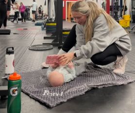 Zabrała niemowlę na siłownię. Ludzie są oburzeni 