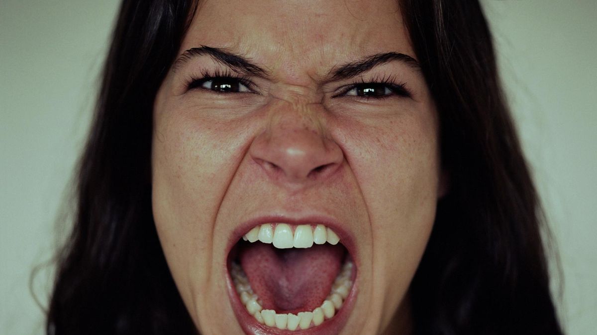 Unikanie złości lub jej wybuchowe rozładowywanie może powodować napięcie, poczucie winy i osłabienie relacji