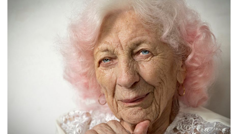 Bronisława Sawicka (100 LAT) Białogard (woj. Zachodniopomorskie) ppor. Wojska Polskiego, sanitariuszka i łączniczka AK to jedna z bohaterek cyklu fotograficznego Tomasza Juszkiewicza.