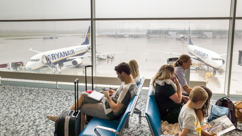 Sezon wakacyjny w pełni, są problemy z punktualnością lotów. Korzystają na tym kancelarie prawne