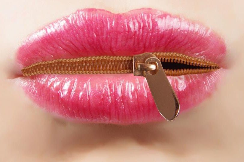 Metaliczne posmak w ustach ma różne powody. Należą do nich: zła higiena ustna, przyjmowanie niektórych leków czy ciąża