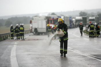 Dąbrowa Górnicza: Ciężarówka uderzyła w bariery na S1. Wyciekło paliwo