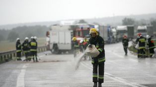Dąbrowa Górnicza: Ciężarówka uderzyła w bariery na S1. Wyciekło paliwo