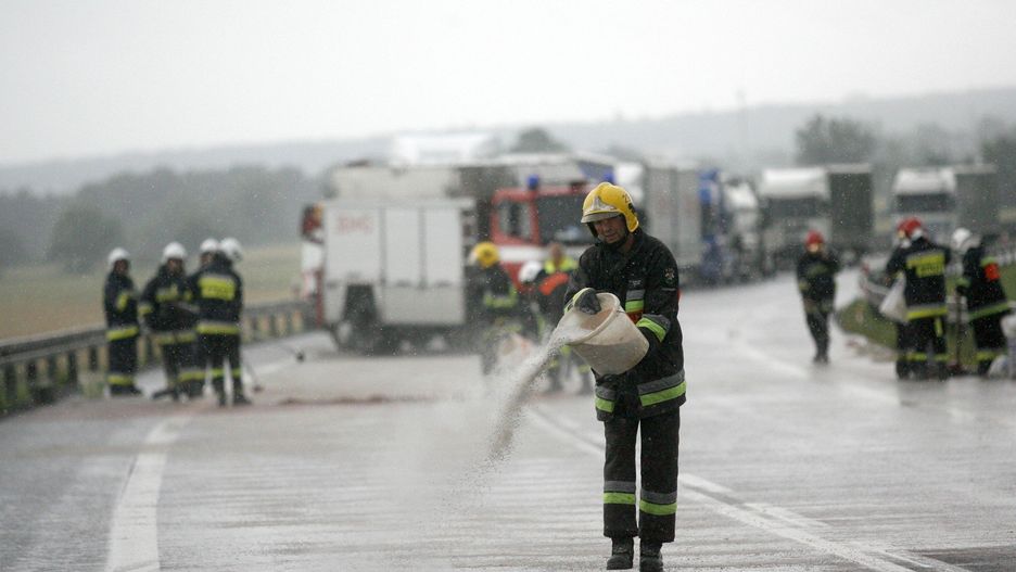 Potężne utrudnienia na S1 w Dąbrowie Górniczej. Wyciekło sporo paliwa