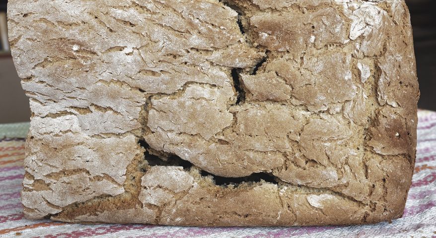 Chleb Ezechiela ma niski indeks glikemiczny i zawiera wiele witamin oraz minerałów