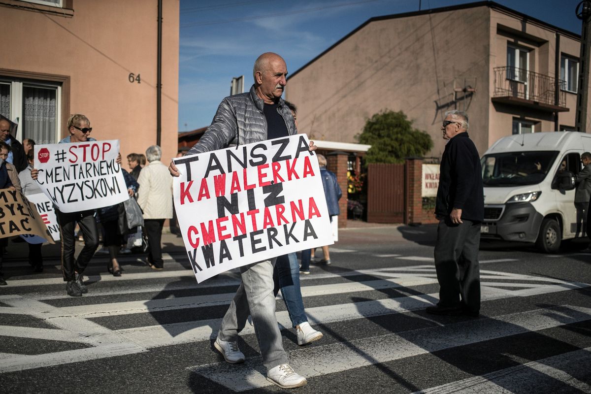 Protest mieszkańców Brzezin w sprawie kosztów pochówku na lokalnym cmentarzu