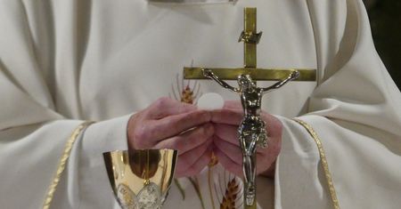 Ksiądz dogadał się z inwestorem? Do tego namawiał wiernych