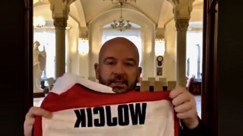 Prezydent Wrocławia prezentuj koszulkę słynnego koszykarza Adama Wójcika