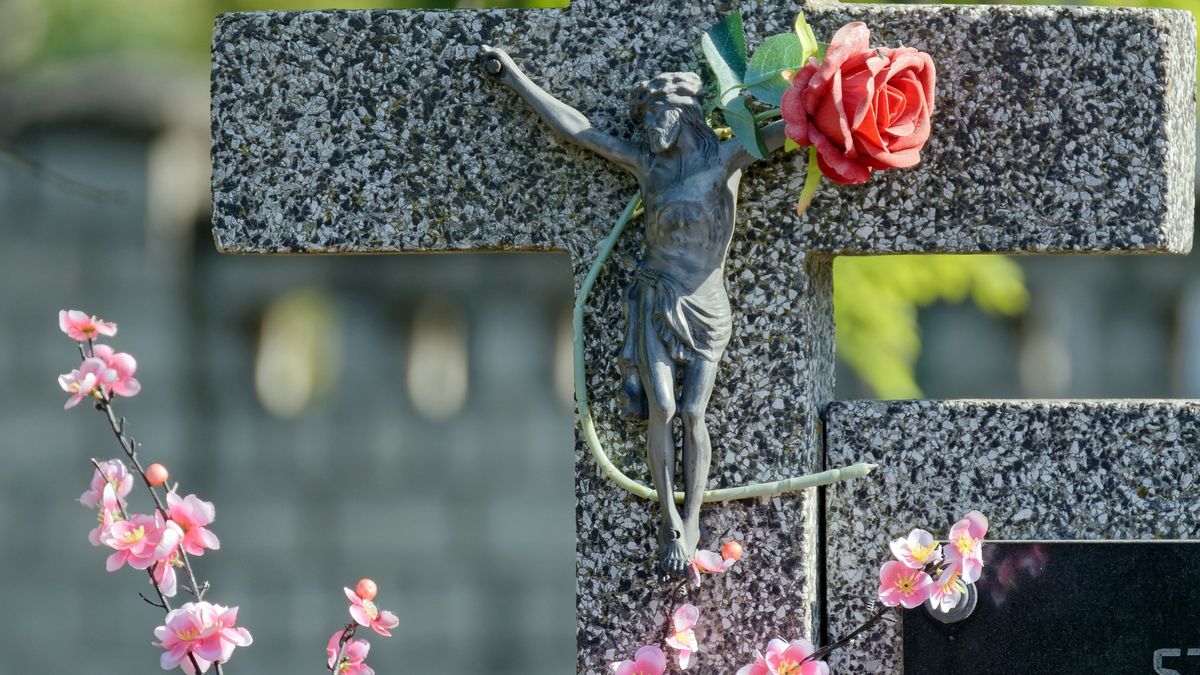 Na krakowskich cmentarzach jest coraz mniej wolnych miejsc. Teraz można je wylicytować 