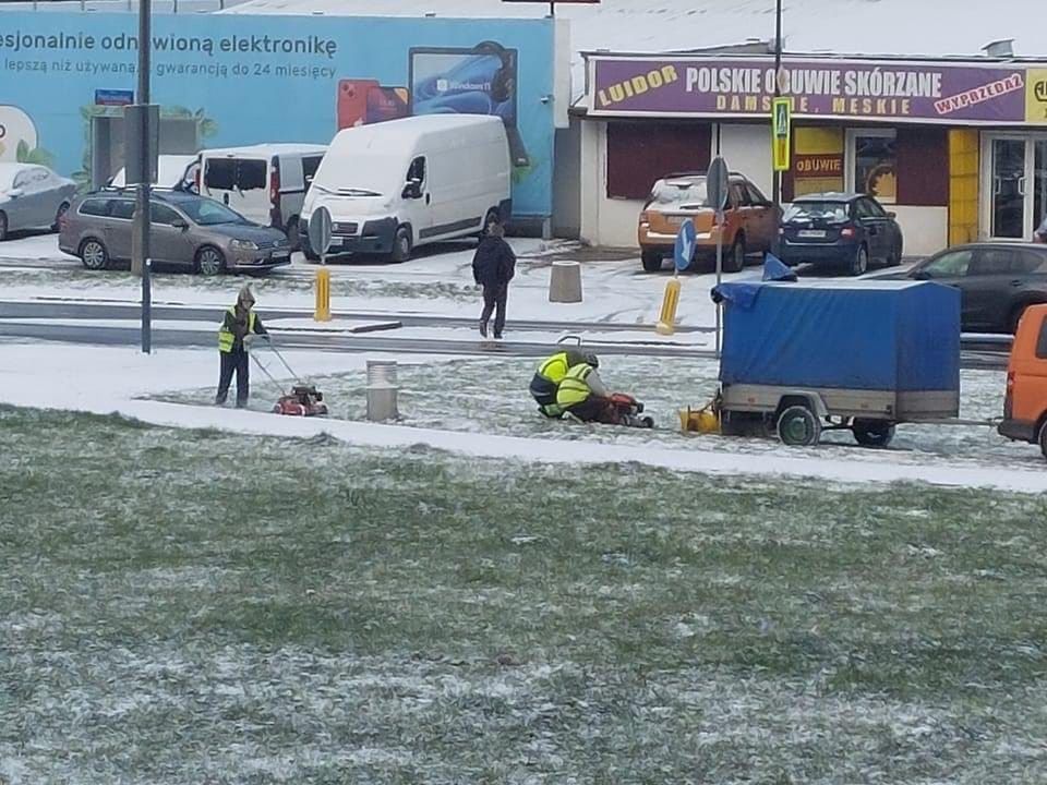 Kosili śnieg w Warszawie. W końcu trawa gdzieś tam jest