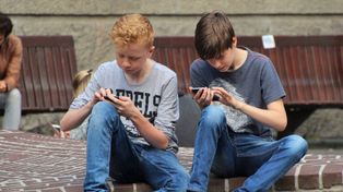 Dzień bez telefonu: ISO ostrzega rodziców przed smartfonami