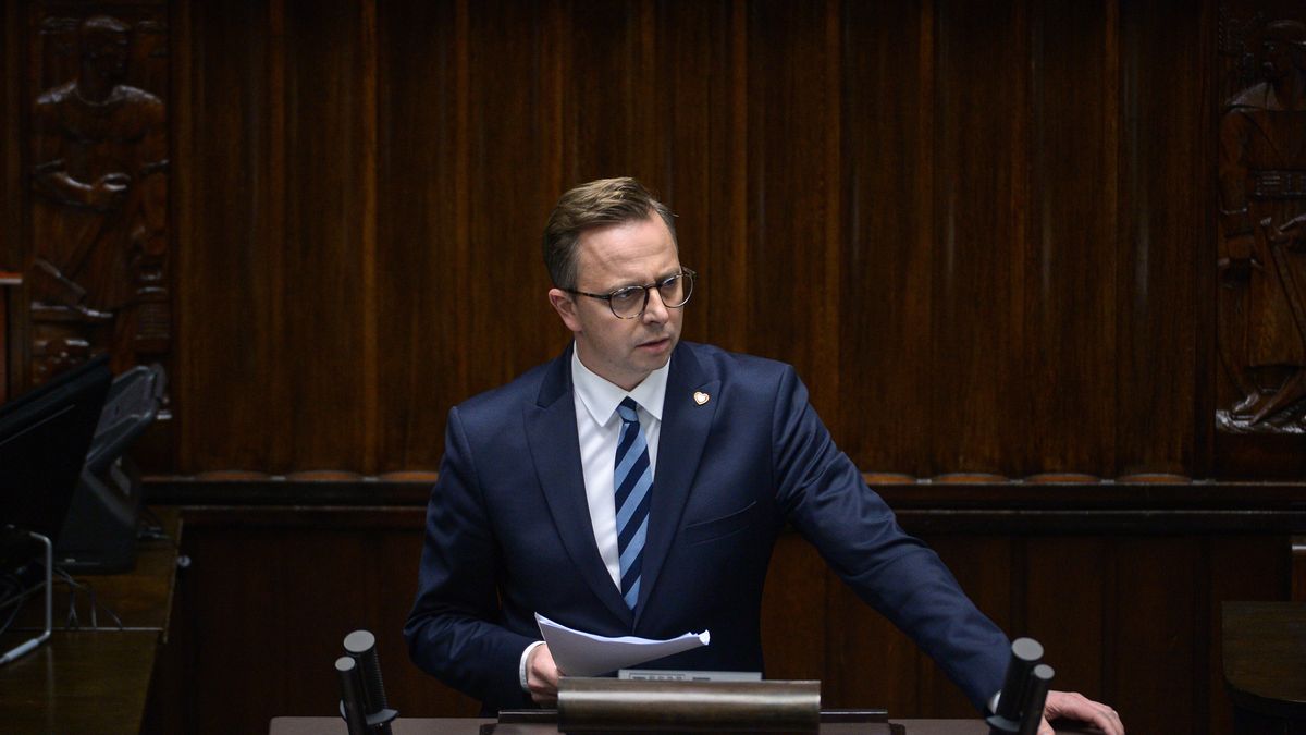 Warszawa, 28.11.2023. Poseł KO Dariusz Joński przemawia na sali obrad Sejmu w Warszawie, 28 bm. Posłowie zajmują się m.in. uchwałą dot. powołania komisji śledczej w sprawie tzw. afery wizowej. (jm) PAP/Marcin Obara