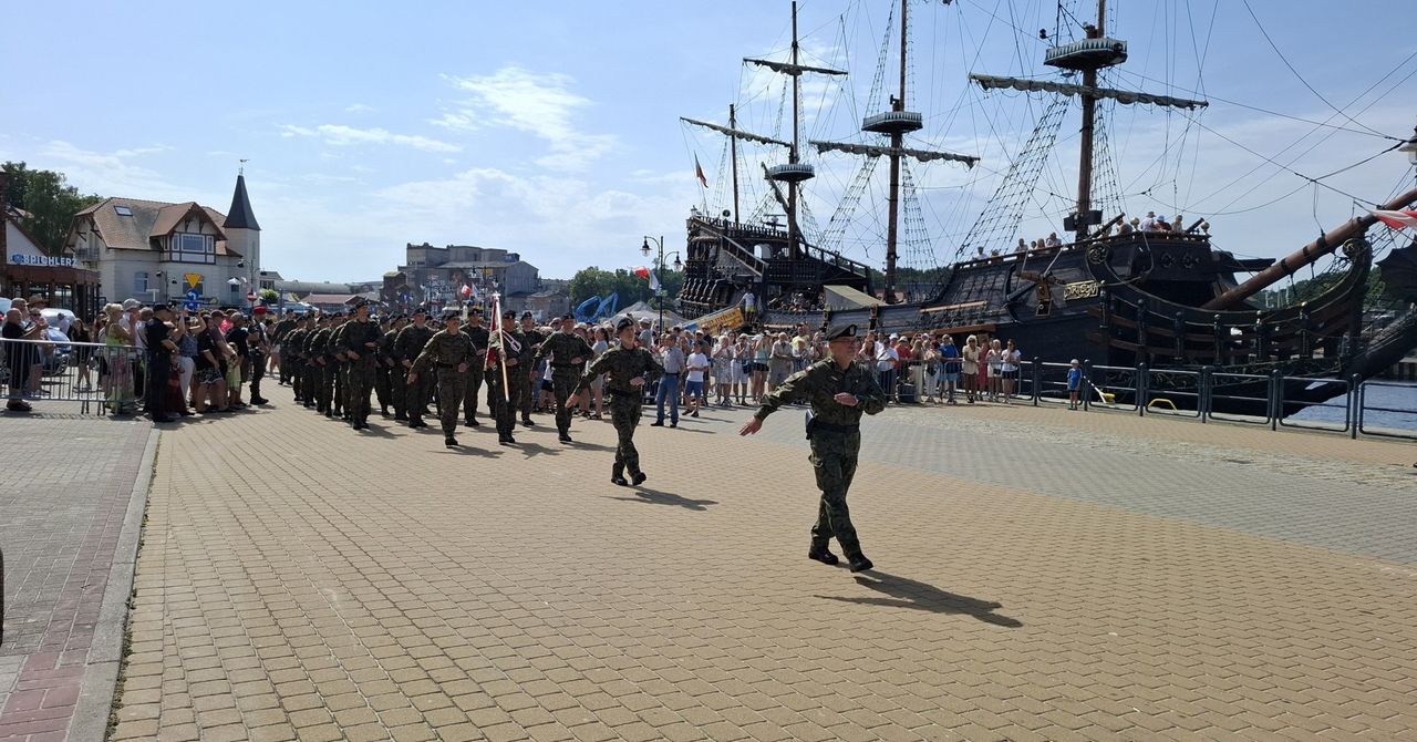 Ustka: Święto Wojska Polskiego. Uroczystości w Ustce z udziałem mieszkańców i turystów