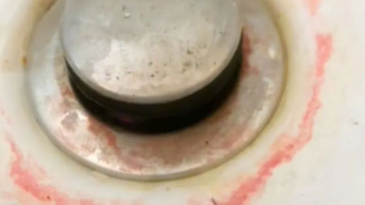 Różowy nalot w łazience – nie pleśń, a bakterie