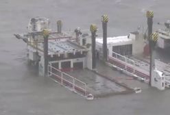 Lotnisko zalane po przejściu tajfunu. Wystaje tylko kilka budynków