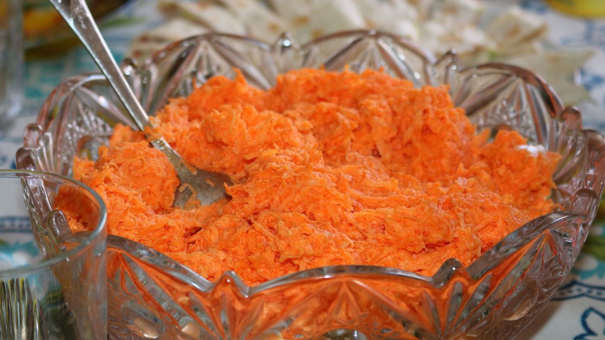 Surówka z marchewki z chrzanem to obowiązkowa pozycja na obiad.