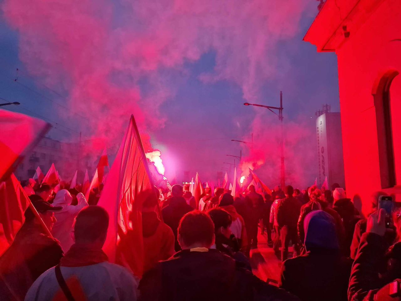 Czerwono od rac na ulicach Warszawy