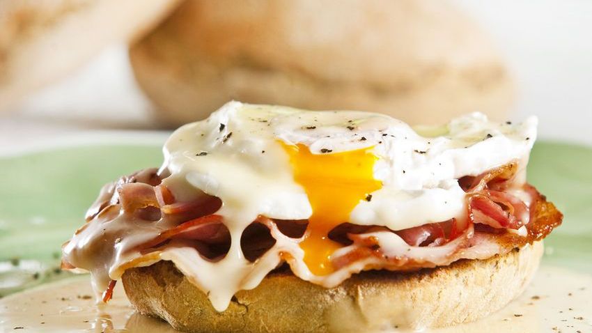 Bułka z jajkiem i bekonem (danie typu fast food)