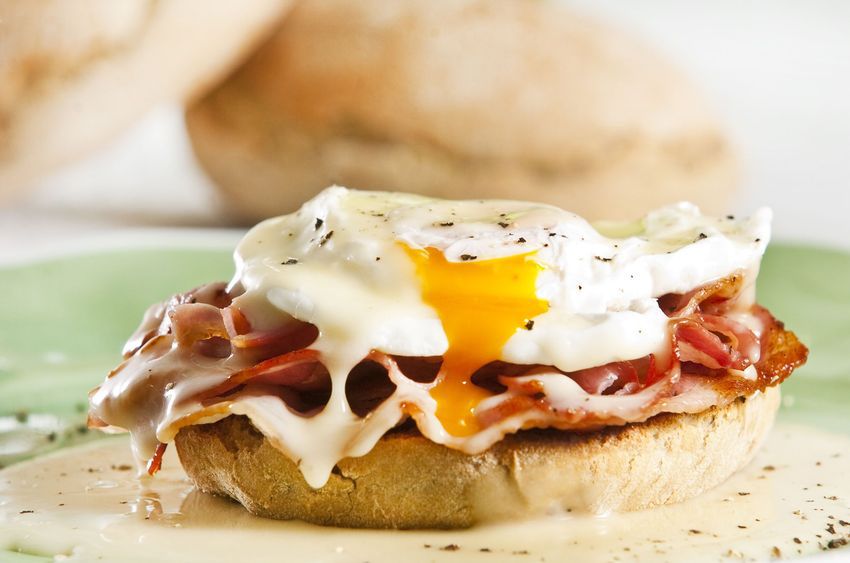 Bułka z jajkiem i bekonem (danie typu fast food)