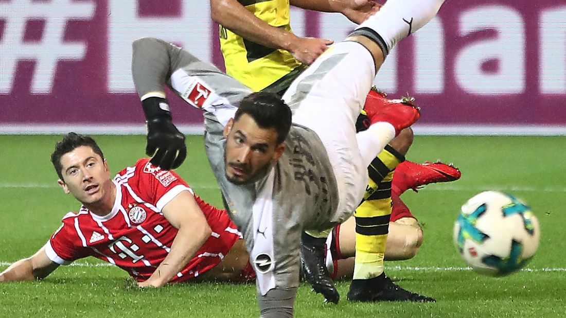 Zdjęcie okładkowe artykułu: Getty Images / Alex Grimm  / Na zdjęciu: Robert Lewandowski patrzy, jak po raz trzeci piłka wpada do bramki Borussii Dortmund