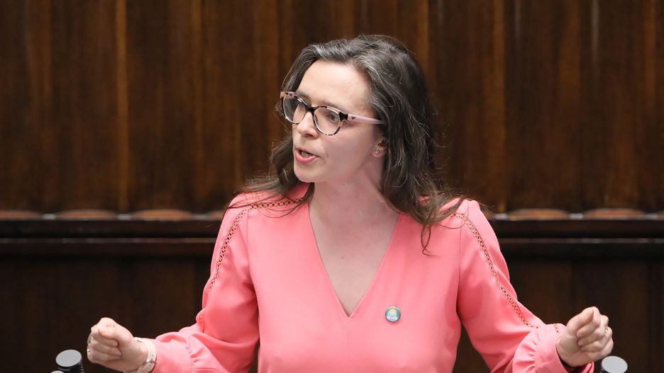 Klaudia Jachira
Warszawa, 09.05.2023. Pos�anka KO Klaudia Jachira na sali obrad Sejmu w Warszawie, 9 bm. Pos�owie zajmuj� si� rz�dowym projektem ustawy o Funduszu Ochrony Rolnictwa. (jm) PAP/Pawe� Supernak
Pawe� Supernak
9 9. IX, Fundusz Ochrony Rolnictwa, kadencja, kadencji, Koalicja Obywatelska, kryzys, m�wnica, obrad, polityk, polityka, posiedzenie, posiedzie�, projekt, rolnictwo, rz�dowy, sala g�osowa�, sala obrad, sala plenarna, sejm, sejmu, ustawa, Zieloni, gest