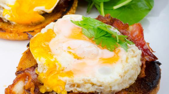 Bułka z jajkiem i szynką (danie typu fast food)