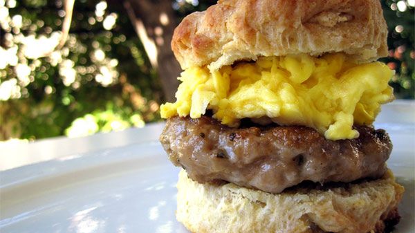 Bułka z jajkiem i kiełbasą (danie typu fast food)