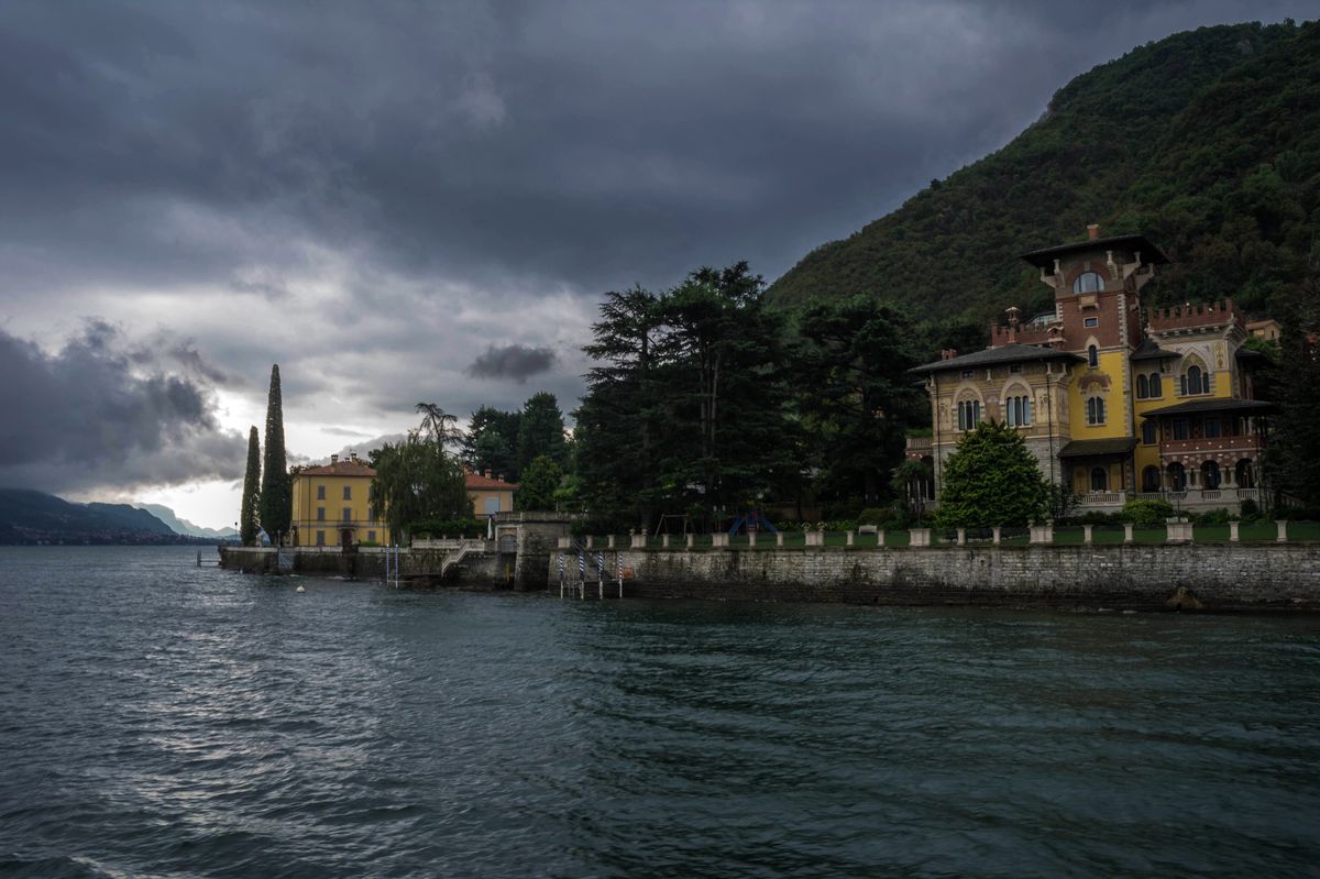 Ulewa nad jeziorem Como we Włoszech. Błoto i odłamki skał na ulicy
